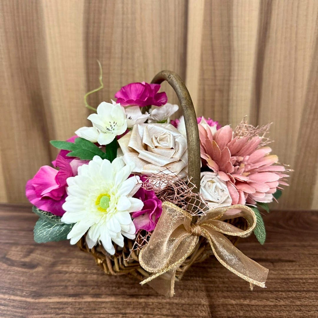 ふわりと咲く幸せバスケット -ひのきろうずの華やぎアレンジ-
