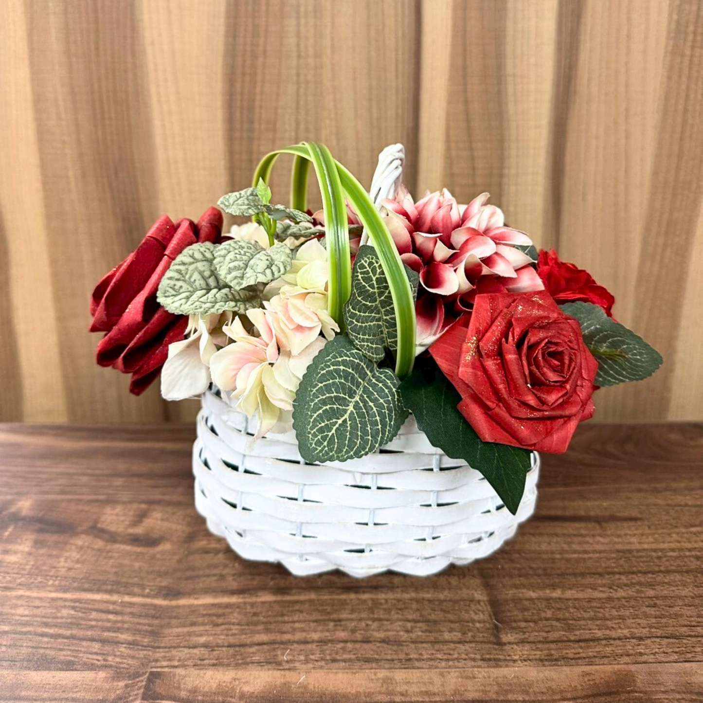赤薔薇のバスケット -心を灯すクラシカルアレンジメント-