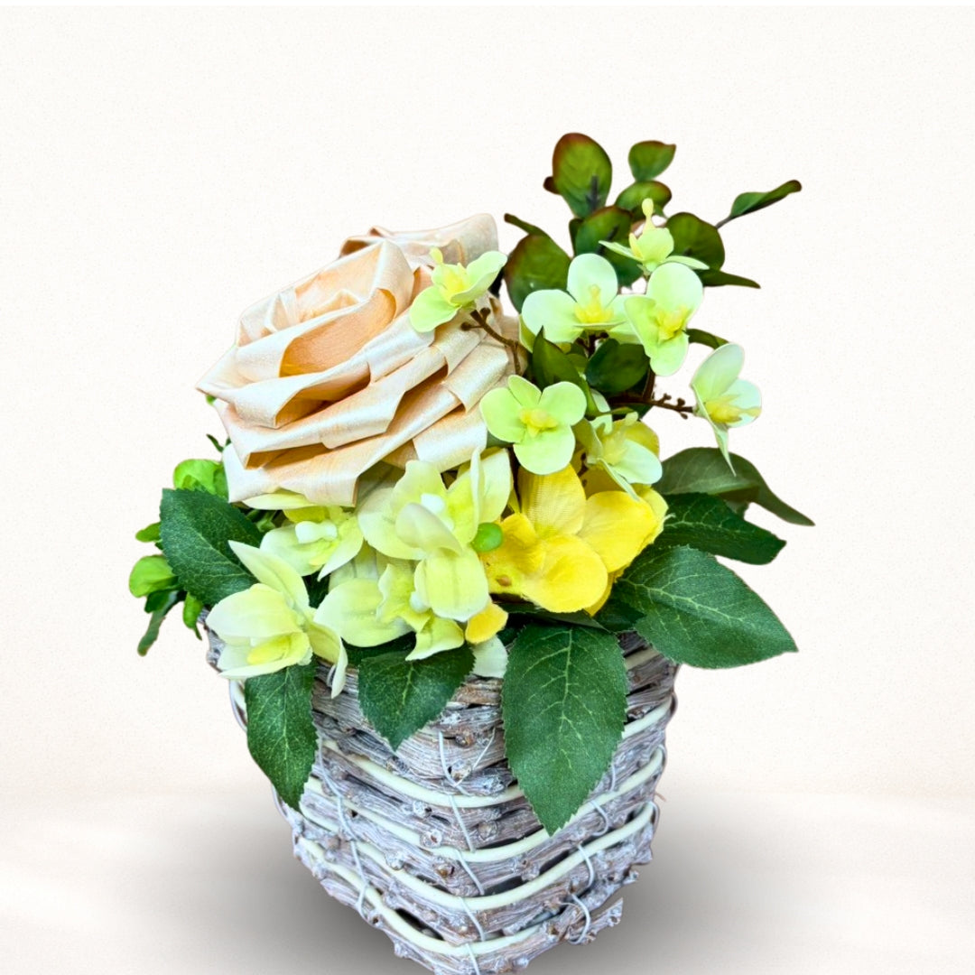 ひのきろうずのナチュラルアレンジ ― ホワイトろうずとグリーンのやさしい調和 ―