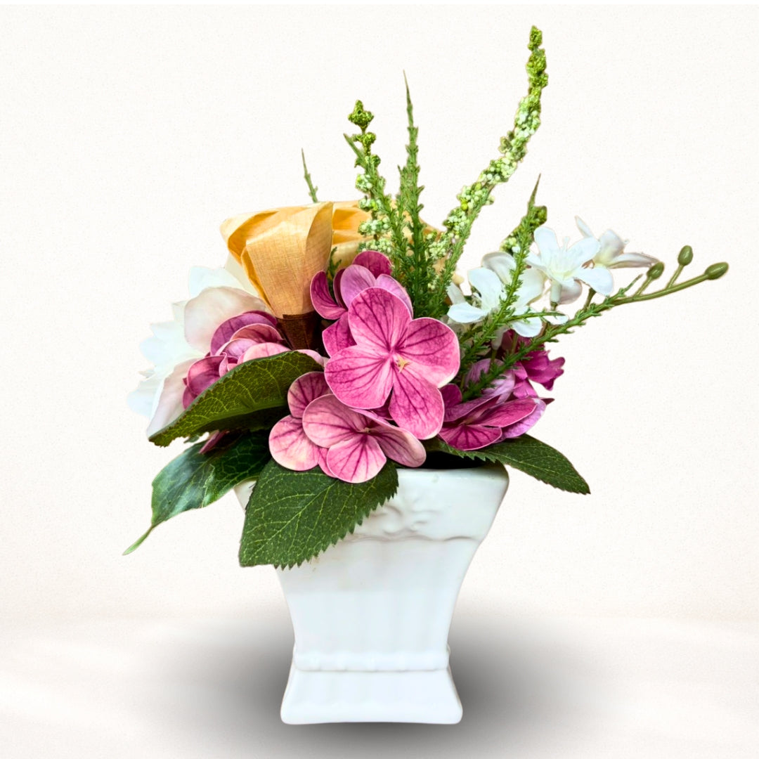 やさしく華やぐ、木のぬくもりアレンジ －ひのきろうずアレンジメント－