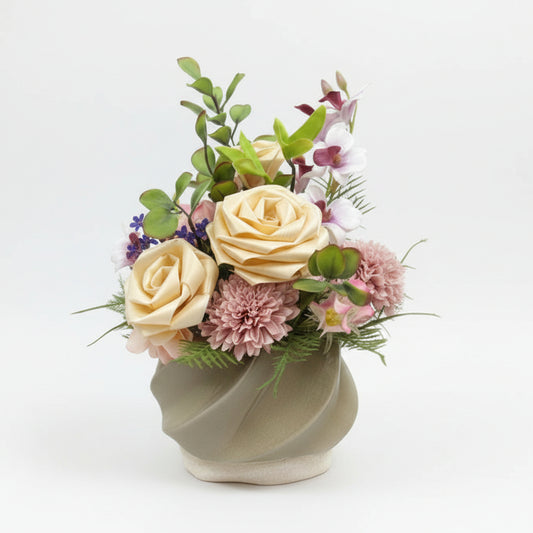 ナチュラルローズとピンクマムの上品フラワーアレンジ