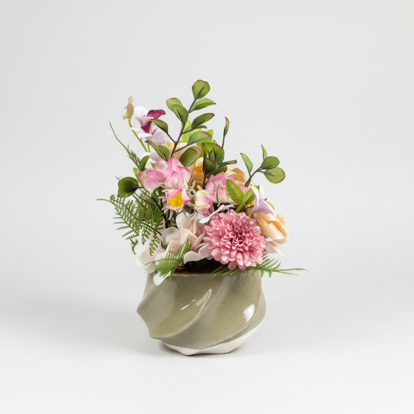 ナチュラルローズとピンクマムの上品フラワーアレンジ