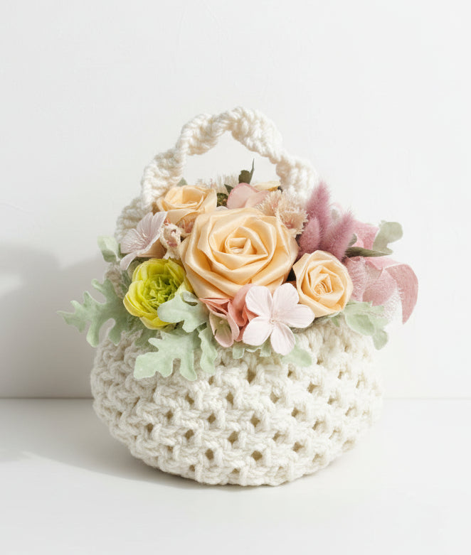 ナチュラル編みバスケットのフラワーアレンジ｜大人可愛いインテリアフラワー