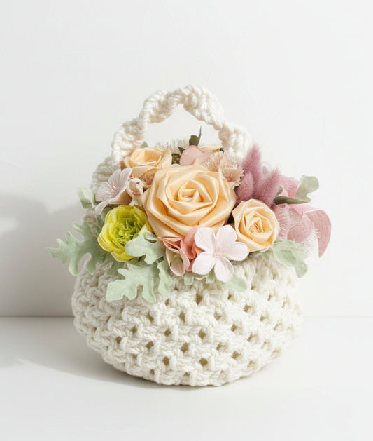 ナチュラル編みバスケットのフラワーアレンジ｜大人可愛いインテリアフラワー