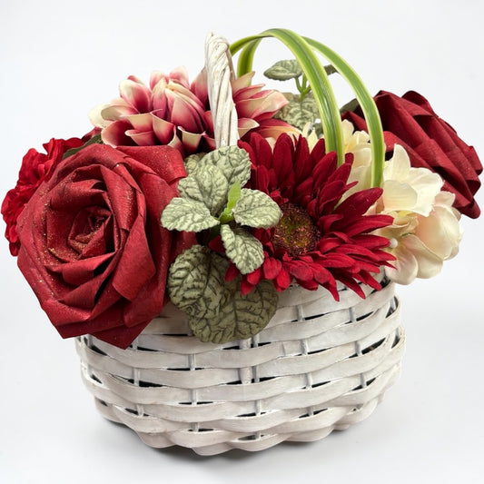 赤薔薇のバスケット －心を灯すクラシカルアレンジメント－